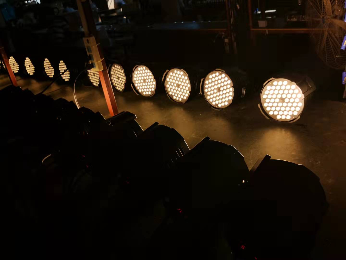 LED54颗暖白帕灯